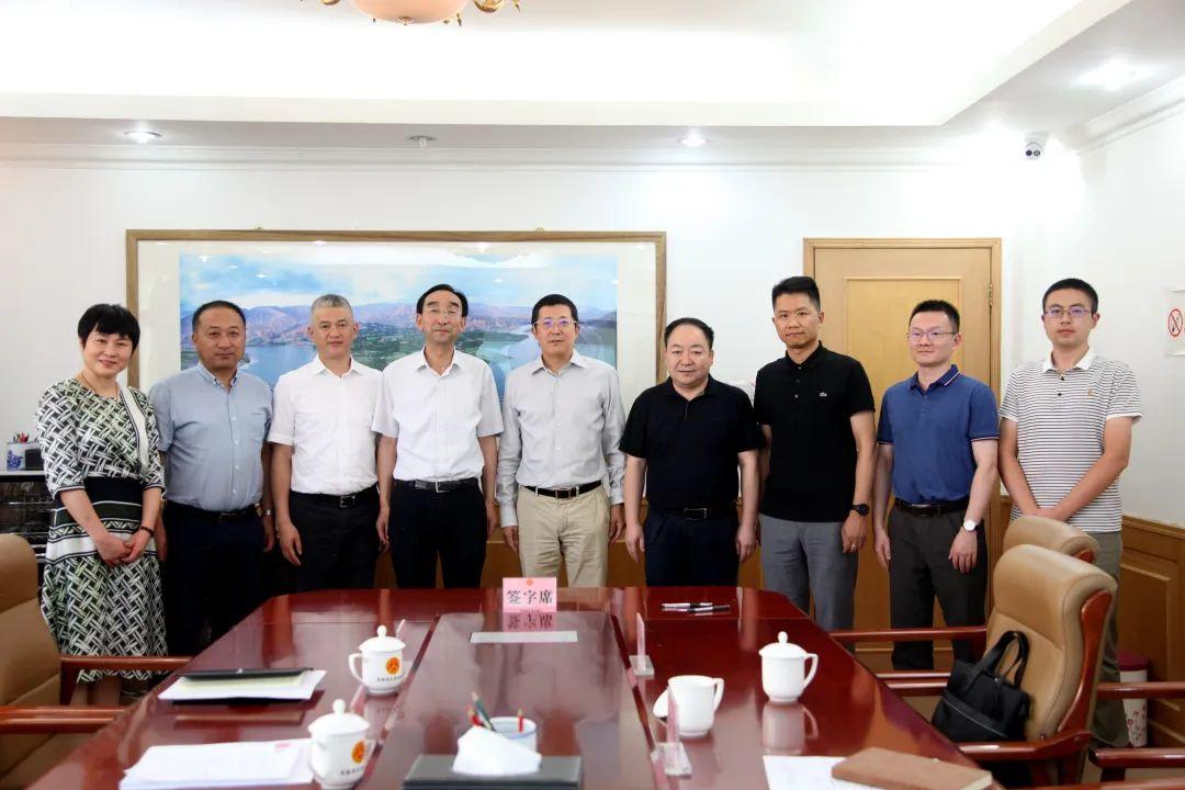 月光下的高原村落，演员凝望星空的思绪